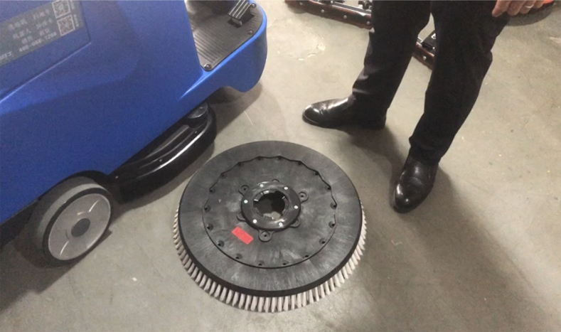 駕駛式洗地(dì)機(jī)刷盤裝卸