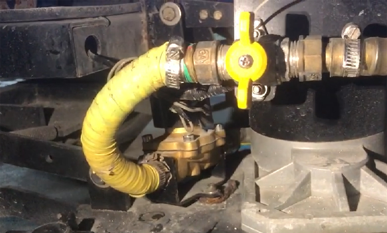 駕駛式洗地(dì)機(jī)更換電(diàn)磁閥