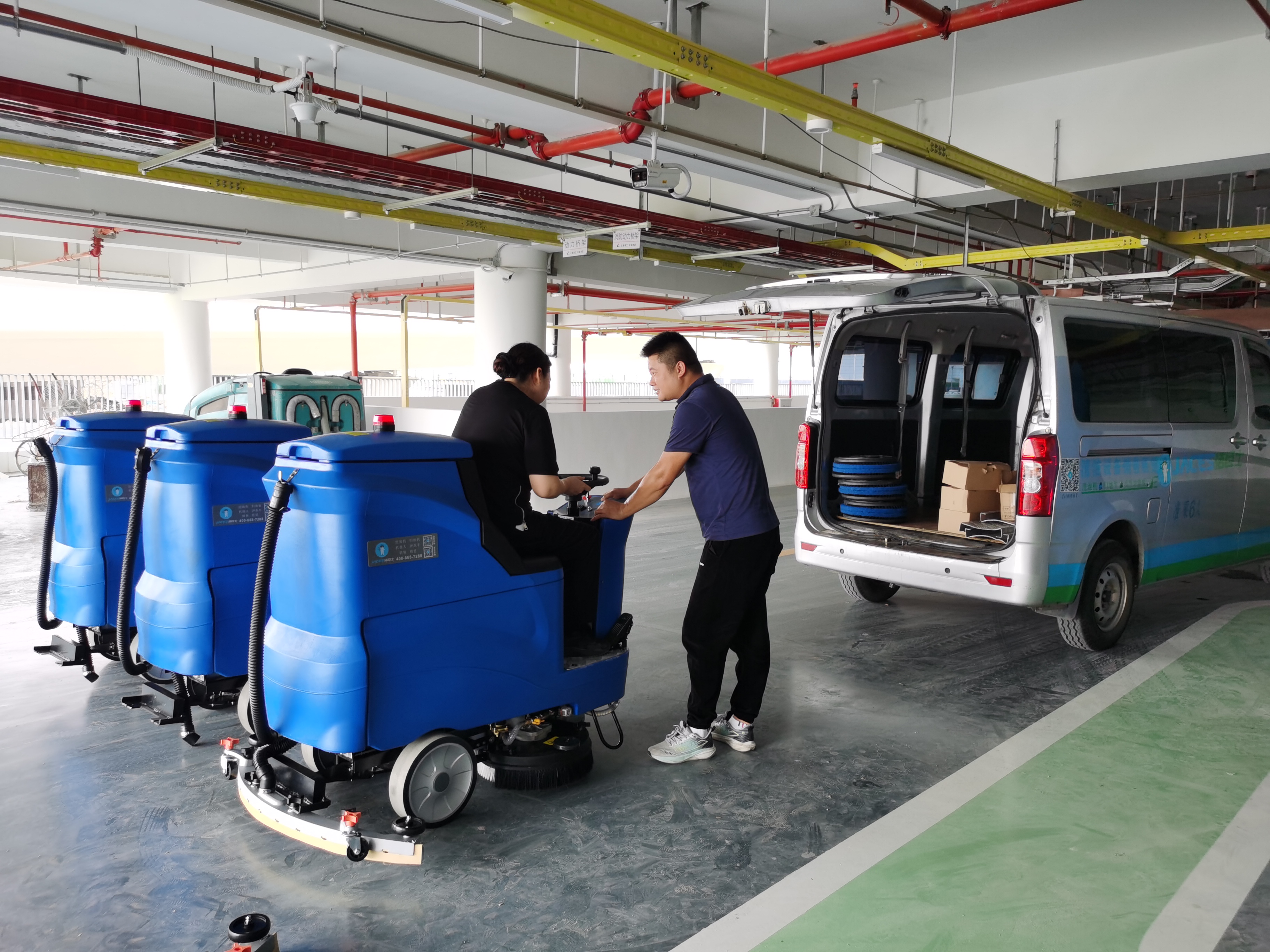 工(gōng)廠(chǎng)倉庫高(gāo)效保潔全靠潔臣士洗地(dì)機(jī)